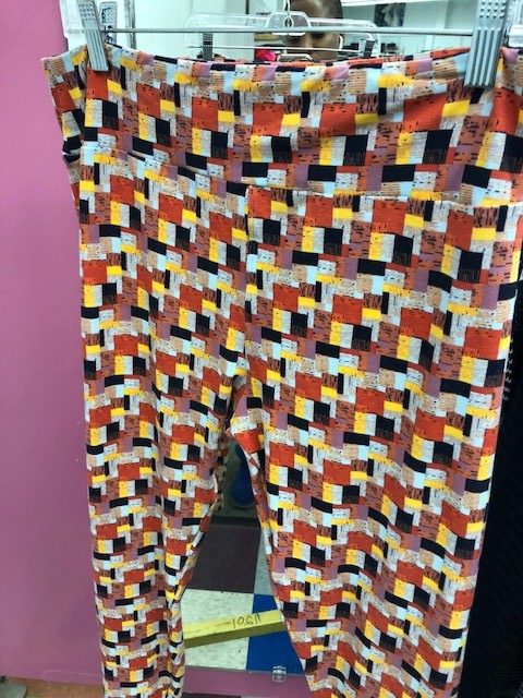 So many LuLaRoe leggings at my goodwill today. I saw dozens of them. :  r/LuLaNo