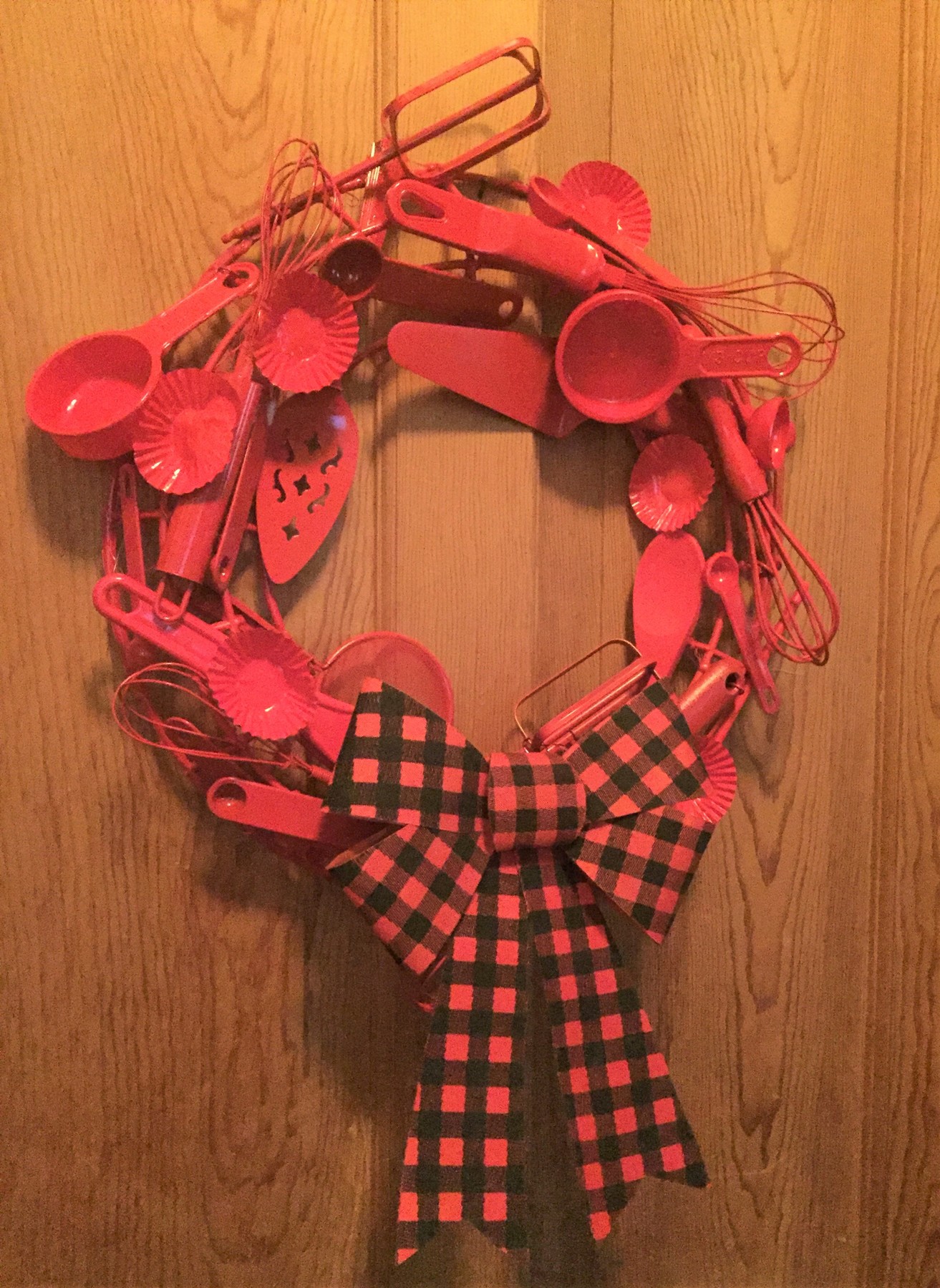 Tim's completed utensil wreath with bow.